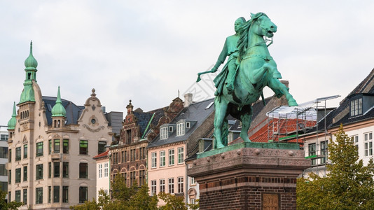 在HojbroPlads广场和哥本哈根市城房屋上的Absalon雕像图片