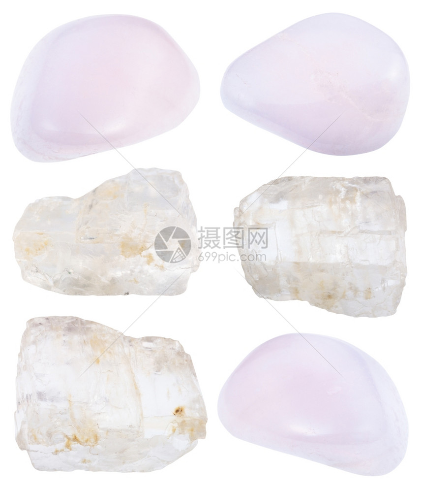 白色背景上分离的粉色磨光和原冰冻花瓣状矿物石图片