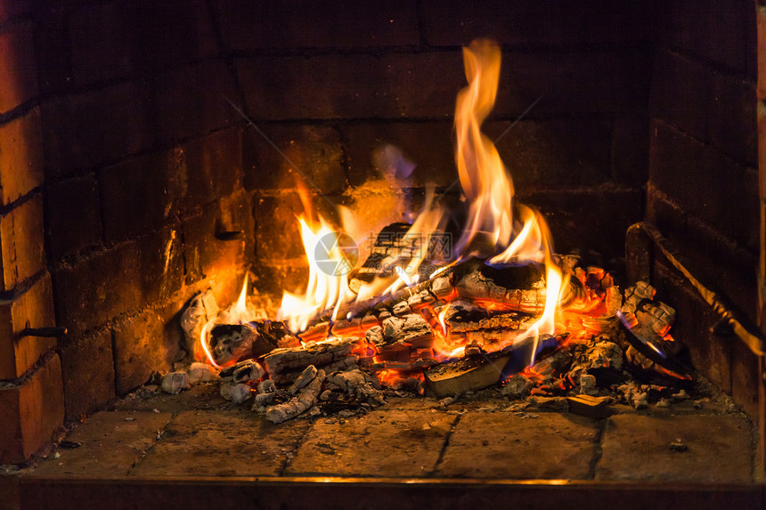 乡村小屋壁炉中的火焰图片