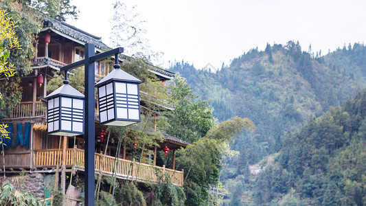 无蚊村春季在三江东自治州成阳村的户外灯笼和无重点山丘乡村住房背景