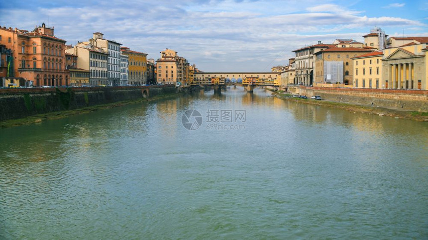 前往意大利的旅程阳光明媚的冬季天在佛罗伦萨市与PonteVecchio旧桥一起全景的阿诺河图片