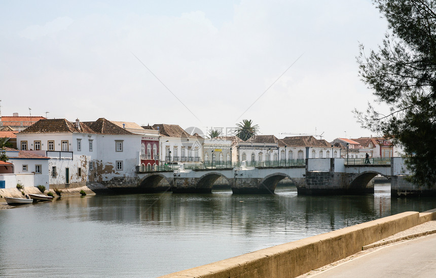 前往葡萄牙阿尔加夫在塔维拉市吉劳河上空的中世纪桥图片