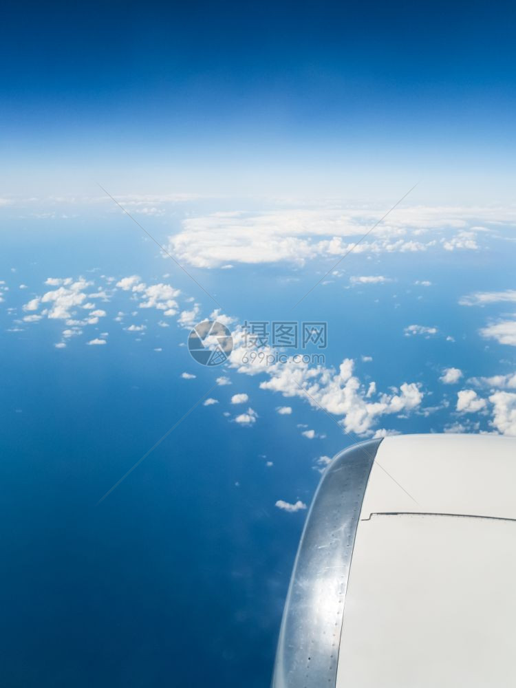 飞机在希腊蓝色爱琴海上空的视图图片