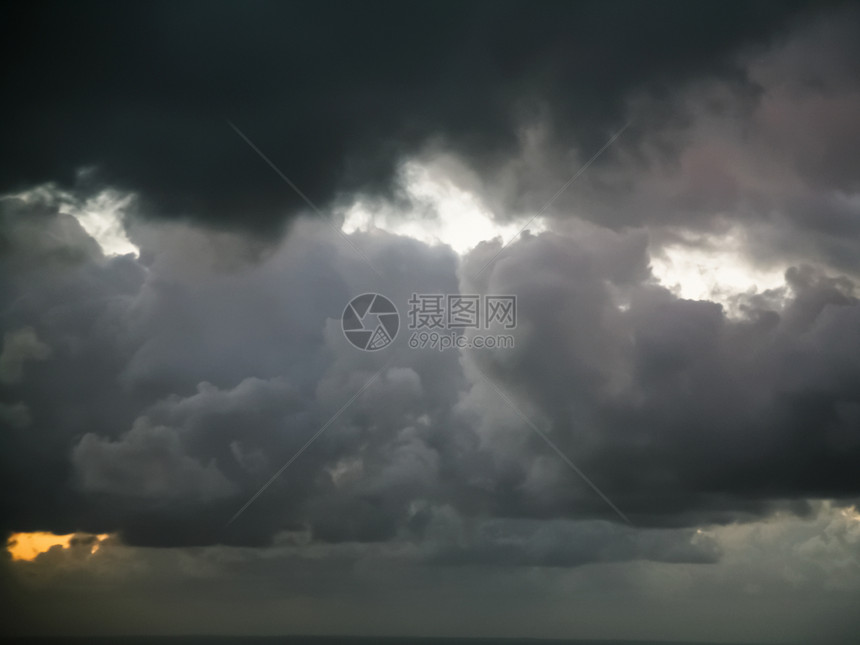 从飞机上空看到的黑风暴云图片
