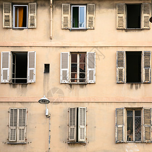 前往法国普罗旺斯尼市住宅的外表高清图片