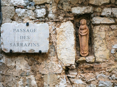 前往法国普罗旺斯位于埃泽镇萨拉钦街路中世纪住宅墙上的维尔京雕像图片