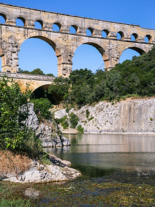 前往法国普罗旺斯古罗马Gard镇附近的加登河沿岸古罗马水渠图片