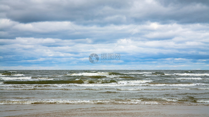 前往拉脱维亚秋天在海边度假胜地Jurmala镇波罗的海里加湾水域上空的低灰云图片