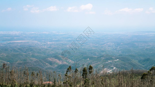 前往阿尔加韦葡萄牙ParquedaMina附近蒙奇山脉黑区的全景图片