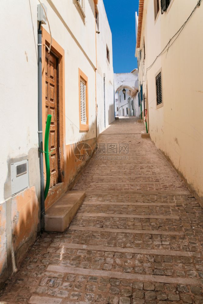 前往阿尔加韦葡萄牙Albufeira市旧城的狭窄行人街道图片