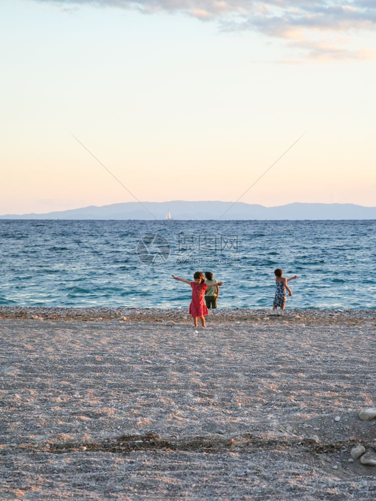 晚上在雅典市爱琴海城滩玩儿图片