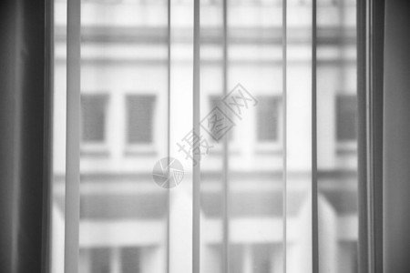 前往拉脱维亚旅行窗上拖布的透明幕和里加市背景中不集的公寓房图片