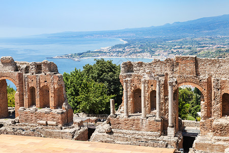 纳克索斯前往意大利西西里岛参观陶尔米纳的TeatroanticodiTaormina陶尔米纳市的古希腊剧院TeatroGreco和爱奥尼背景