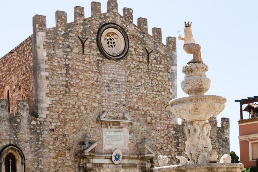 前往意大利西西里岛夏季在陶尔米纳市的大教堂广场上有巴洛克风格的喷泉和陶尔米纳大教堂圣尼科洛迪巴里大教堂的正面图片