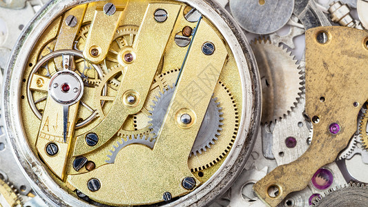 制表员车间时钟备件堆积上开放的黄铜机械手表图片