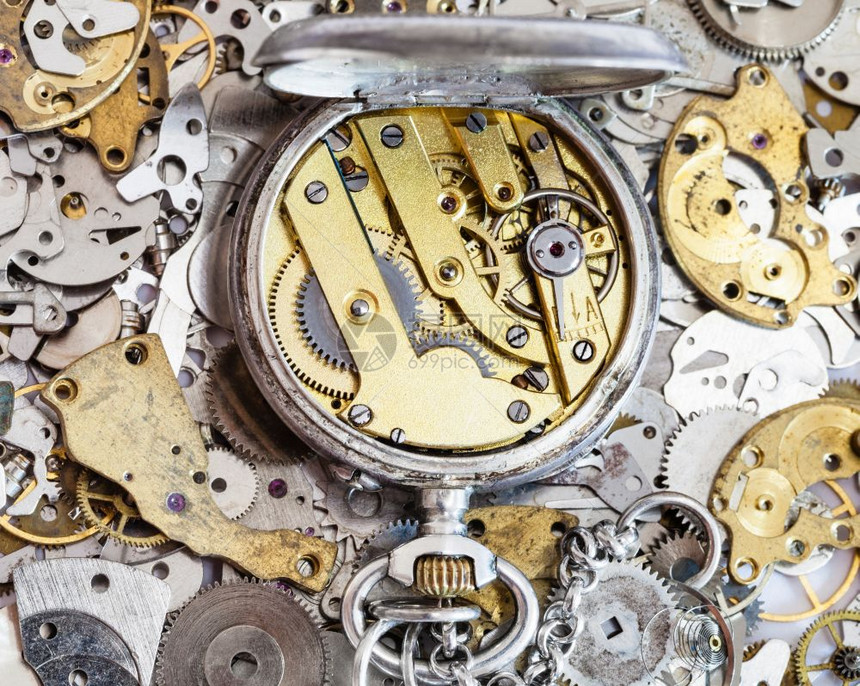 手表制作车间开放用过的银口袋手表在时钟零配件堆上加黄钟图片