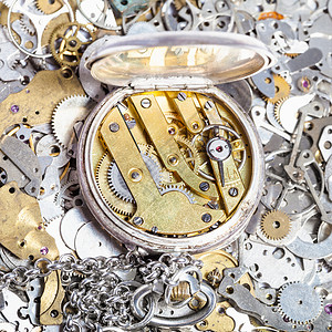 手表制作车间打开银口袋手表时钟备件堆积配有黄铜表图片