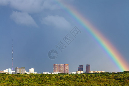 奥斯坦金诺莫斯科市的雨天彩虹中加上电视塔和蒂米里亚泽夫斯基城公园背景