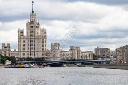科特尔尼切斯卡雅河堤岸高震楼和莫斯科市河波尔肖瓦乌斯丁基桥图片