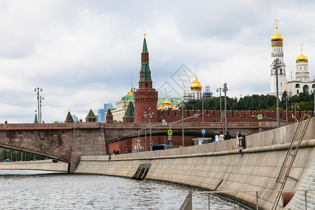 Moskva河及莫斯科市银行和克里姆林宫秋天的景象高清图片