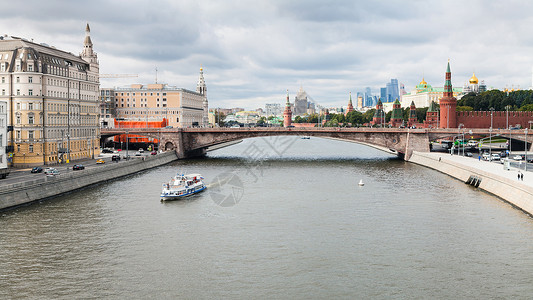 莫斯科市Zaryadye公园浮桥的莫斯科天际之景高清图片
