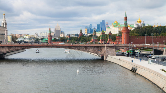 莫斯科市的全景与秋天来自莫斯科市Zaryadye公园浮桥的克里姆林宫图片