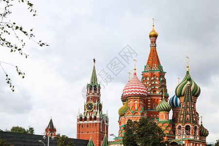 圣巴西尔大教堂波克罗夫斯基大教堂和莫斯科Spasskaya钟塔图片