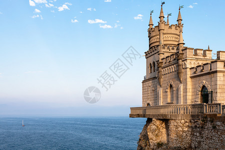 晚上在克里米亚南部海岸Gaspra区黑海对面的燕巢城堡观看图片
