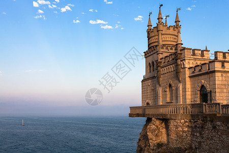 乌克兰燕巢城堡前往克里米亚日落时分在克里米亚南部海岸Gaspra区黑海上空的燕巢雀城堡背景
