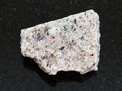自然矿物岩石标本的大型射程深花岗岩背景的粗石图片