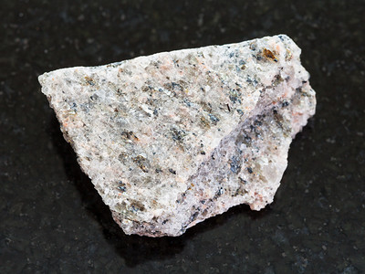 自然矿物岩石标本的大型射程深底原石图片