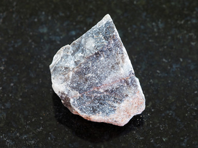天然矿物岩标本深花岗岩背景的原石图片