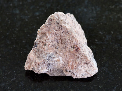天然矿物岩标本的大型自然矿物岩标本深花岗岩背景的粗石图片
