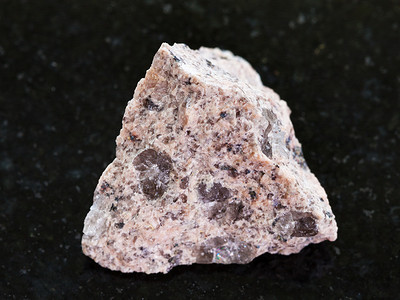 天然矿物岩标本深花岗岩背景的原颗粒石图片