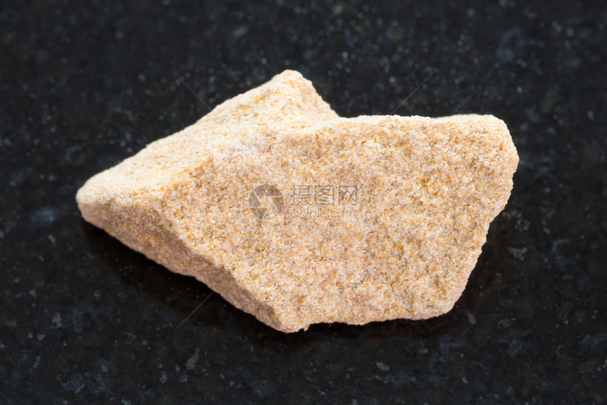 天然矿物岩标本深花岗岩背景的原始沙石图片