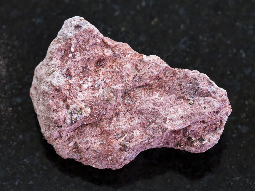 天然矿物岩石标本的大型深花岗岩底的AshTuff石图片