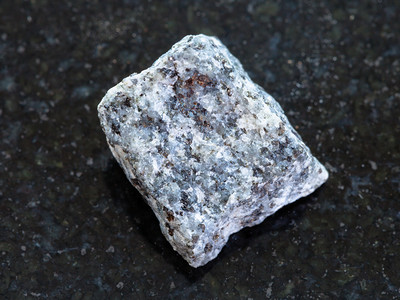 天然矿物岩石标本的大型深花岗岩底的原加布罗石图片
