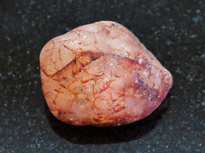 天然矿物岩石标本的大型深花岗岩底的玫瑰石块图片