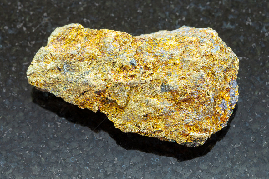 自然矿物岩石标本的大型射程深花岗岩底的原金矿石图片