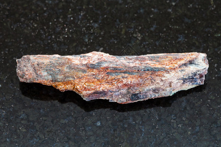 天然矿物岩样板的大型自然矿物岩样板深花岗岩底带有基扬晶的原石图片