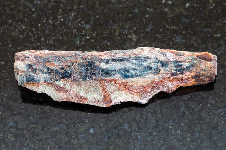 天然矿物岩标本的大型自然矿物岩石深花岗岩背景上带基亚锡石晶的粗图片