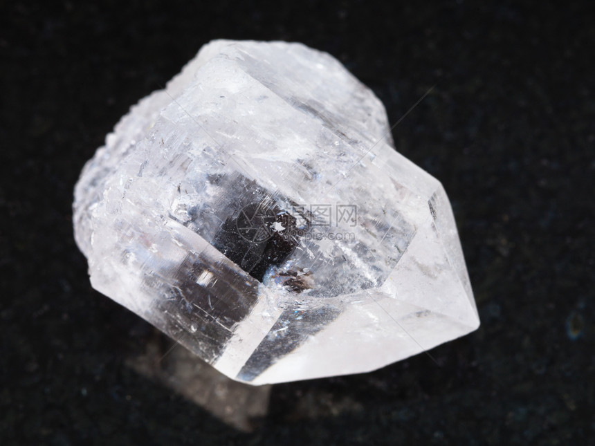自然矿物岩石标本的大型暗花岗岩底石宝原晶图片