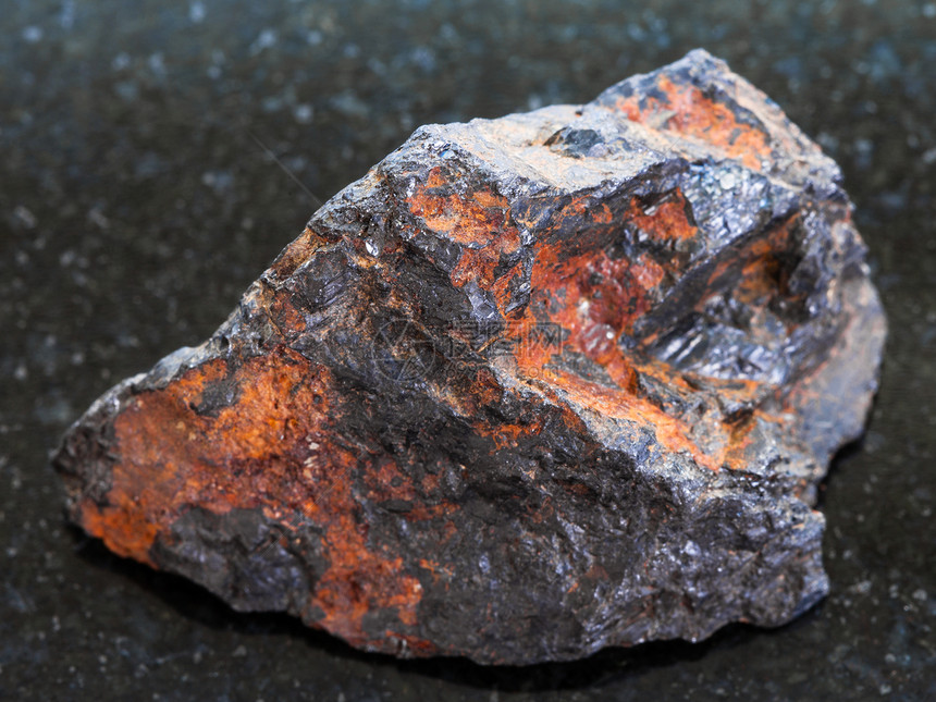 自然矿物岩石标本的大型俄罗斯ZabaykalskyKrai以暗花岗岩为背景的沃尔夫拉姆石tungsten矿石图片