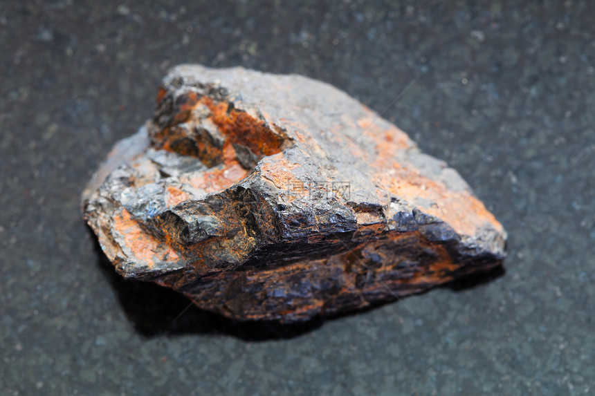 自然矿物岩石标本的大型俄罗斯ZabaykalskyKrai以暗花岗岩为背景的原沃尔夫拉姆石tungsten矿石图片
