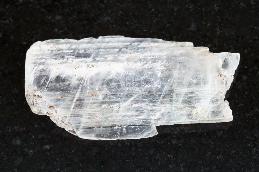 自然矿物岩石标本的大型射程深花岗岩底的Gypsum宝石的原始晶体图片