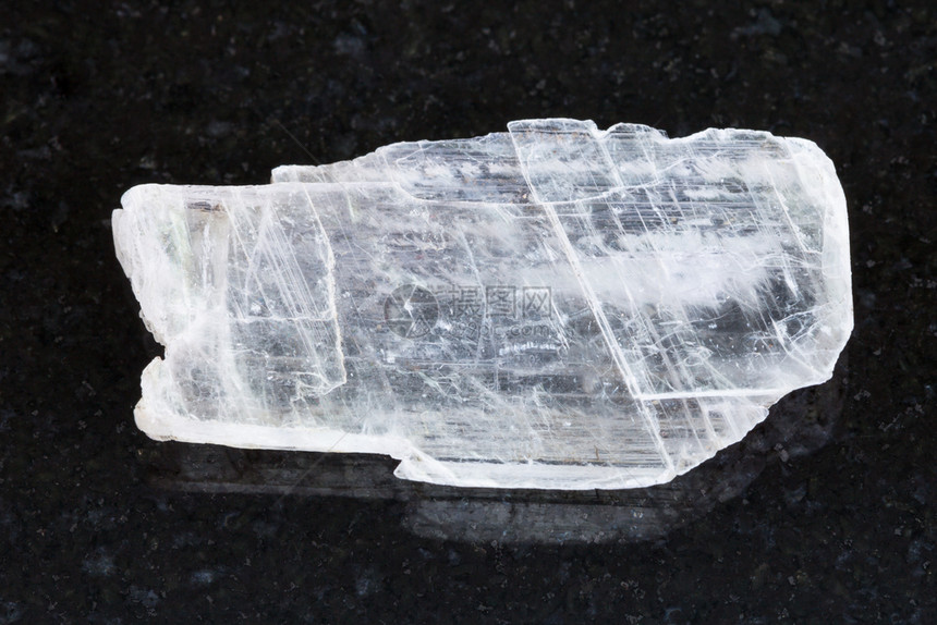 天然矿物岩标本的大型自然矿物岩石暗花岗岩底的Gypsum宝石的粗晶图片