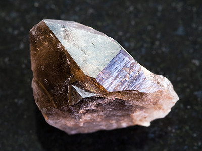天然矿物岩石标本的大型深花岗岩背景上烟雾石矿宝的粗晶体背景图片