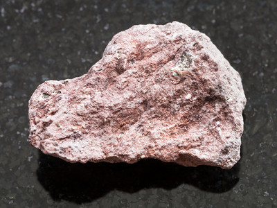 天然矿物岩石标本的大型深花岗岩底的原AshTuff石图片