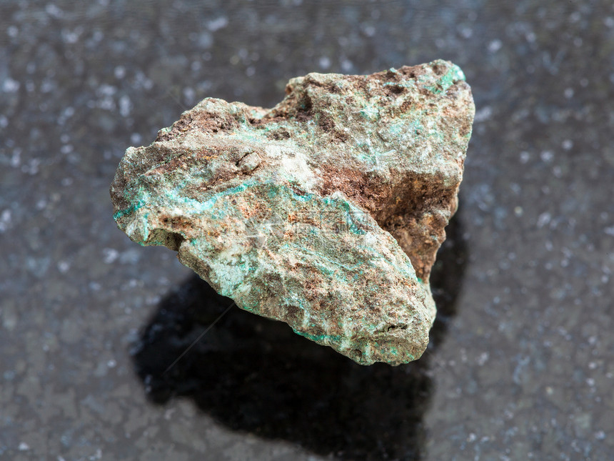 天然矿物岩石标本的大型深花岗岩底的原马拉奇特铜矿石图片