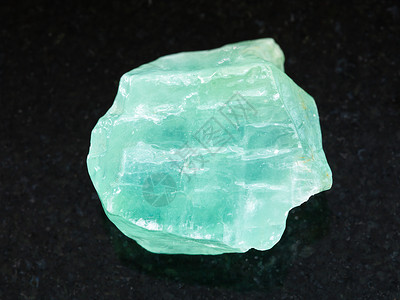 天然矿物岩石标本的宏观墨西哥深花岗岩背景的原绿色卡尔锡石图片